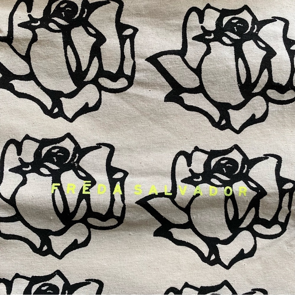 🌹 NEW Freda Salvador Black Rose Floral Canvas Linen Tote Bag - Picture 4 of 5